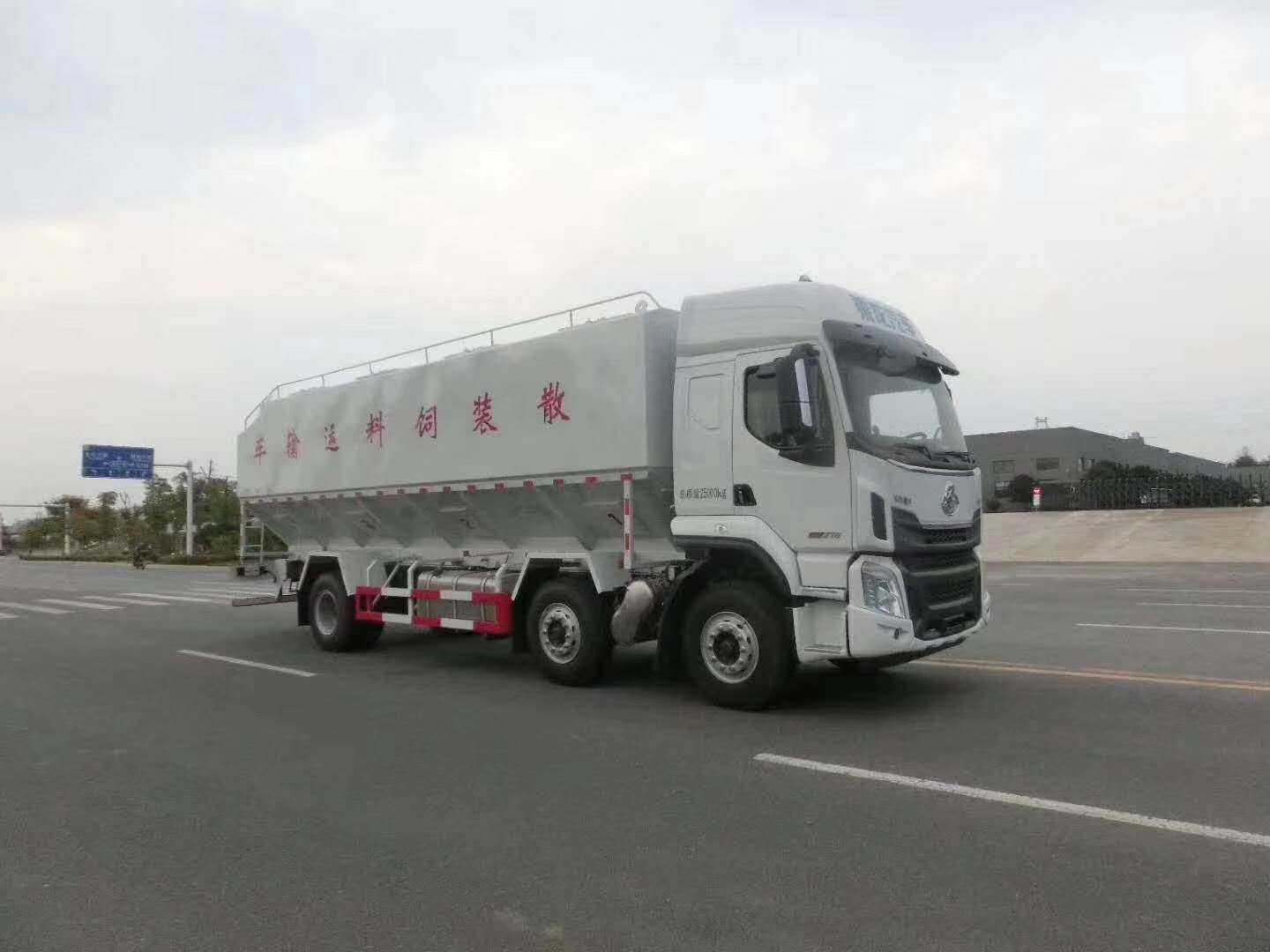 國(guó)六東風(fēng)柳汽小三軸散裝飼料運(yùn)輸車